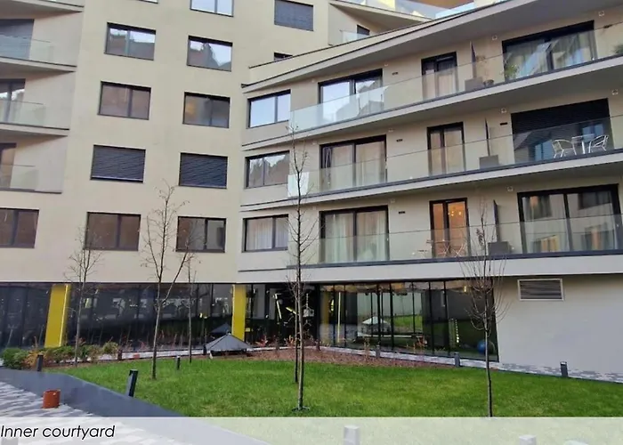 A104 - Liberty Bridge Projection Home With Free Parking